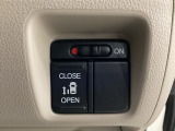 左側電動スライドドアは運転席からでも操作ができるように、ハンドル付近に開閉の操作スイッチが付いています。