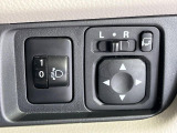 【電動格納ミラー】サイドミラーは電動格納式となっており、狭い駐車場でもキズがつくリスクを抑えられます。