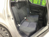 後部座席も気になるようなキズ・汚れやへたり等、大きなダメージはなく、良好な状態です。