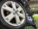 【純正15インチアルミホイール】外観にマッチした純正アルミホイールを装着しております。各種社外アルミホイールや、スタッドレスタイヤも取扱いしております。是非ご相談ください♪