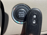 【キーレススタートシステム】カバンやポケットに入れたままでもドアの施錠・解錠が可能なスマートキーを装備。エンジンのオン・オフ時もカギを取り出す必要が無いからとっても便利です♪