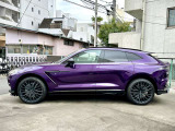 Q by Aston Martinによる特別仕立て。Storm Purple(Qスペシャルペイント)の専用カラ-を纏い、全ての仕様を専任デザイナ-が手掛けた、量産モデルとは一線を画す大変希少な唯一無二のDBX707です。(※左ハンドル仕様)