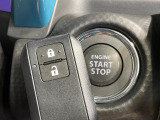 【キーレススタートシステム】カバンやポケットに入れたままでもドアの施錠・解錠が可能なスマートキーを装備。エンジンのオン・オフ時もカギを取り出す必要が無いからとっても便利です♪
