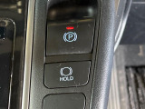 【オートブレーキホールド】信号待ちや渋滞で停車時にブレーキから足を離しても、停止状態を保持してくれます。前進するときはアクセルを踏めば自動で解除されるので安心♪街乗り運転が楽になります♪