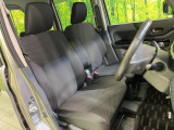 運転席まわりには十分なスペースがあり、大柄な方でもゆったり運転していただける環境です。