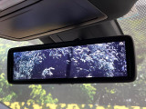 【デジタルインナーミラー】後席の大きな荷物や同乗者で後方が確認しづらい時でも安心!カメラが撮影した車両後方の映像をルームミラー内に表示。クリアな視界で状況の確認が可能です!