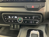 フルオートエアコンが装備されています!お好みの温度設定をするだけでエアコンの風量やモードの切り替えを自動でコントロールしてくれます!ユーザーの操作が少なく燃費走行にもつながります!