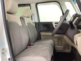 座面も厚みがあり背もたれも高く、広い足元にゆったり座れるシートです。運転席と助手席の間が空いている為、助手席側への移動がスムーズです。交通量の多い道でも助手席側から乗り降りができます。
