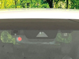 【プリクラッシュセーフティ】前方の車両等を検知し、衝突しそうな時は警報で注意を促し、ブレーキを踏む力をサポート。ブレーキを踏めなかった場合は衝突被害軽減ブレーキが作動、衝突回避をサポートします。