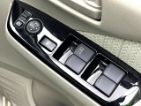 【電動格納ミラー】サイドミラーは電動格納式となっており、狭い駐車場でもキズがつくリスクを抑えられます。