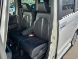 助手席と運転席はゆったりと座れるベンチシートタイプになっています。