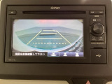ギヤをR(バック)に入れるとディスプレイオーディオの画面に後ろの映像が映るリアカメラ付です。後退時、コンディションが悪い視界でもカラーバックモニターがドライバーをサポートします。