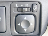 【電動格納ミラー】サイドミラーは電動格納式となっており、狭い駐車場でもキズがつくリスクを抑えられます。