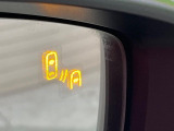 【ブラインドスポットモニタリング】走行中、ドアミラーの死角になりやすい箇所に後続車が接近するとサイドミラー付近に警告を表示、ドライバーに注意喚起をしてくれます。