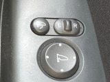 【電動格納ミラー】サイドミラーは電動格納式となっており、狭い駐車場でもキズがつくリスクを抑えられます。