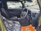 毎日過ごす運転席は要チェック。シートのへたり・擦れ、視界のイメージまで伝わる重要ポイント。