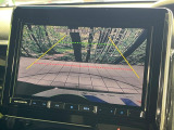 【バックカメラ】駐車時に後方がリアルタイム映像で確認できます。大型商業施設や立体駐車場での駐車時や、夜間のバック時に大活躍!運転スキルに関わらず、今や必須となった装備のひとつです!