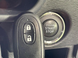 【キーレススタートシステム】カバンやポケットに入れたままでもドアの施錠・解錠が可能なスマートキーを装備。エンジンのオン・オフ時もカギを取り出す必要が無いからとっても便利です♪
