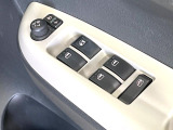 【電動格納ミラー】サイドミラーは電動格納式となっており、狭い駐車場でもキズがつくリスクを抑えられます。