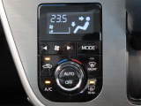オートエアコンで快適な室内です。