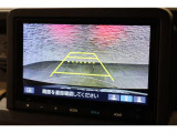 バックカメラが装備されており、後方の安全確認はもちろんのこと狭い場所での駐車や雨の日・夜間など視界の悪いコンディションでのストレスの軽減にもなります!