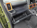 ばっくり大きく開くグローブボックス。出し入れがしやすいですよ。車検証ケースを入れて。