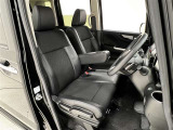 前席はベンチシート!運転席助手席間の移動ができます!シート位置が高めで乗り降りしやすい!