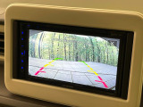 【バックカメラ】駐車時に後方がリアルタイム映像で確認できます。大型商業施設や立体駐車場での駐車時や、夜間のバック時に大活躍!運転スキルに関わらず、今や必須となった装備のひとつです!