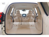 後席を格納すると大きなスペースが出来るので大きな荷物も積み込めます!