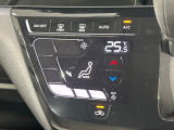 【オートエアコン】一度お好みの温度に設定すれば、車内の温度を検知し風量や温度を自動で調整。暑い&hellip;寒い&hellip;と何度もスイッチ操作をする必要はありません。快適な車内空間には必須の機能ですね♪