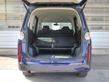 シートを畳めば、大きな荷物も余裕で運べる大容量空間。 Large cargo space for big items when the rear seats are folded.