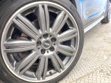 ●純正OP19インチアルミホイール:輸入車ならではの卓越した走りを支えるホイールと足回りです!日本車の走りに慣れている方にもぜひ体感して頂きたいほど、高いレベルでまとまっています!