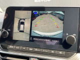 アラウンドビューモニターです。上空からお車の周りを見る感覚で表示されますので、車庫入れも簡単