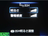 隣車線を走る車両をレーダーで検知し、ドアミラーでは確認しにくい後側方エリアに存在する車両に加え、急接近してくる車両も検知します。車両を検知するとドアミラーに搭載されたLEDインジケーターが点灯します。