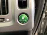 ECON モードをON にするとアクセルペダルの動きに対するエンジンの反応とエアコンの制御を切り換えることで、燃費のいい運転をするドライバーがペダルを踏んだ時と同じようにエンジンを制御します。
