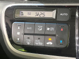 【オートエアコン】一度お好みの温度に設定すれば、車内の温度を検知し風量や温度を自動で調整。暑い&hellip;寒い&hellip;と何度もスイッチ操作をする必要はありません。快適な車内空間には必須の機能ですね♪