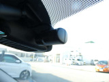 ドライブレコーダーは、車の運転中に前方の映像を記録する装置です。万が一の事故の際に、状況を記録して証拠として利用することができます。