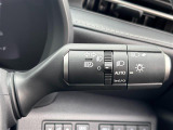 【オートライト(AUTO)】外の明るさをシステムが感知して、自動でヘッドライトが点灯します。ヘッドライトをつけ忘れを防ぐ便利機能です。