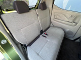 後部座席も気になるようなキズ・汚れやへたり等、大きなダメージはなく、良好な状態です。