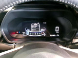とっても見やすいメーターです。夜間時はラグジュアリーな気分にさせてくれる照明が魅力ですので、夜のドライブも楽しみになりますよ♪