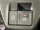【電動パーキングブレーキ】パーキングブレーキは便利な電動式!ボタン一つで操作でき、アクセルを踏めば自動で解除されます♪レバーやペダルが無いので運転席廻りもすっきりしますね♪