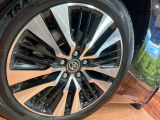 【純正18インチアルミホイール】外観にマッチした純正アルミホイールを装着しております。各種社外アルミホイールや、スタッドレスタイヤも取扱いしております。是非ご相談ください♪