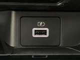 USB電源が運転席左前に装備されています。