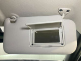 【運転席サンバイザー】鏡が付いているのでメイク直しなどに便利★