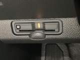 ハンドルの左下にETCがついています。高速道路の料金所の通過も楽々です。 カードの取り出しもしやすい場所についています。