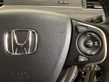 ハンドルにHondaセンシング系のクルーズコントロールやレーンキープアシストなどの操作スイッチが装備されています。ハンドルから手を離さず安全に操作できます。
