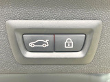 ●電動リアゲート:ワンタッチでリアゲートの開閉ができ、荷物などで両手が塞がっている状態でも簡単に開閉ができる便利機能です。
