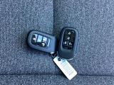 ☆スマートキー☆ドアの開錠・施錠はもちろんですが、エンジンをかけるときも鍵を取り出さなくて大丈夫ですよ♪両手に荷物をお持ちの時でも、大変便利で使い易い装備です☆