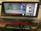 【パノラミックビューモニター】専用のカメラにより、上から見下ろしたような視点で360度クルマの周囲を確認することができます☆死角部分も確認しやすく、狭い場所での切り返しや駐車もスムーズに行えます。