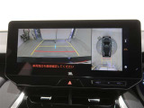 パノラミックビューモニター付きです。車両を上から見たような映像をディスプレイオーディオ画面に表示。運転席からの目視だけでは見にくい、車両周辺の状況をリアルタイムでしっかり確認できます。